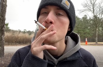 Лечение зависимости от табакокурения в Чусовом Мужчина с сигаретой делает затяжку