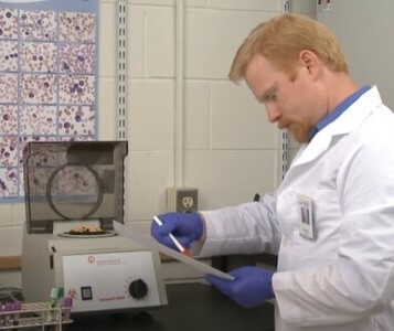 Клиника лечения наркозависимости в Чусовом Врач в кабинете клиники