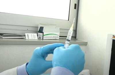 Проведение кодирования Вивитролом в Чусовом Шприц с Вивитролом в руках у врача